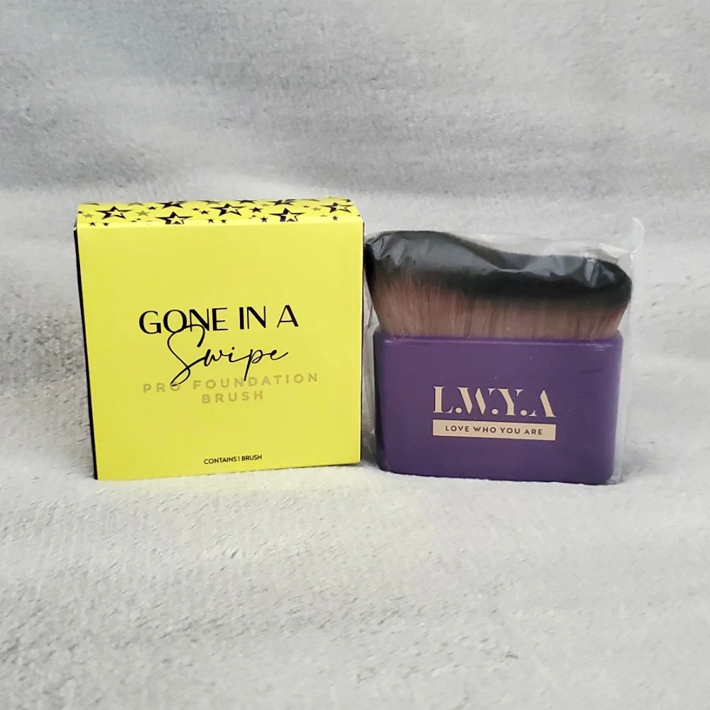 🆕️ L.W.Y.A Gone in a Swipe Pro Foundation Brush